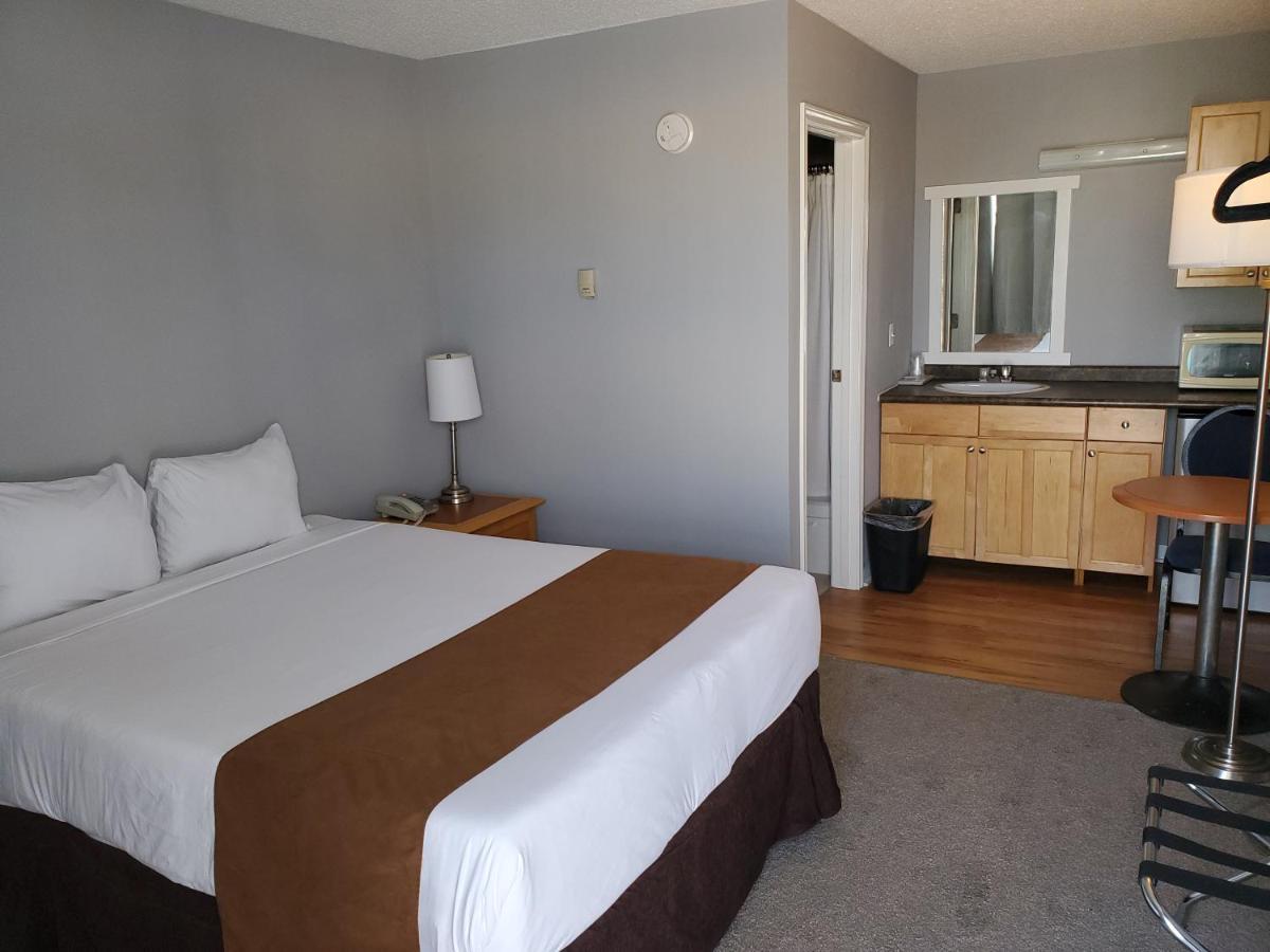 Wild Rose Country Inn Гранд Прери Екстериор снимка